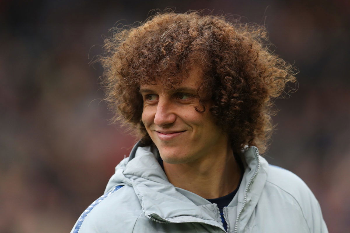 David luiz. Давид Луис. Давид Луис фото. Челси кудрявый футболист. ЛКИС.