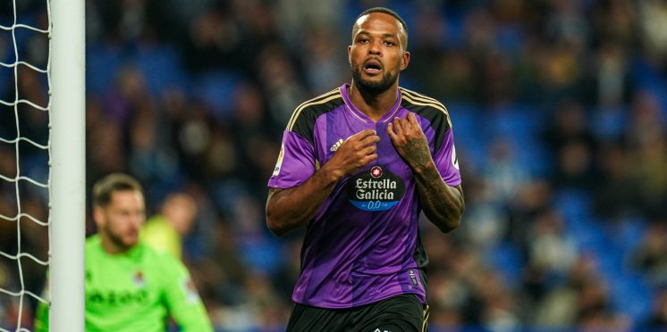 Cyle Larin - Vua Phá Lưới Đầy Tài Năng Của Tuyển Canada Cyle Larin - Vua Phá Lưới Đầy Tài Năng Của Tuyển Canada