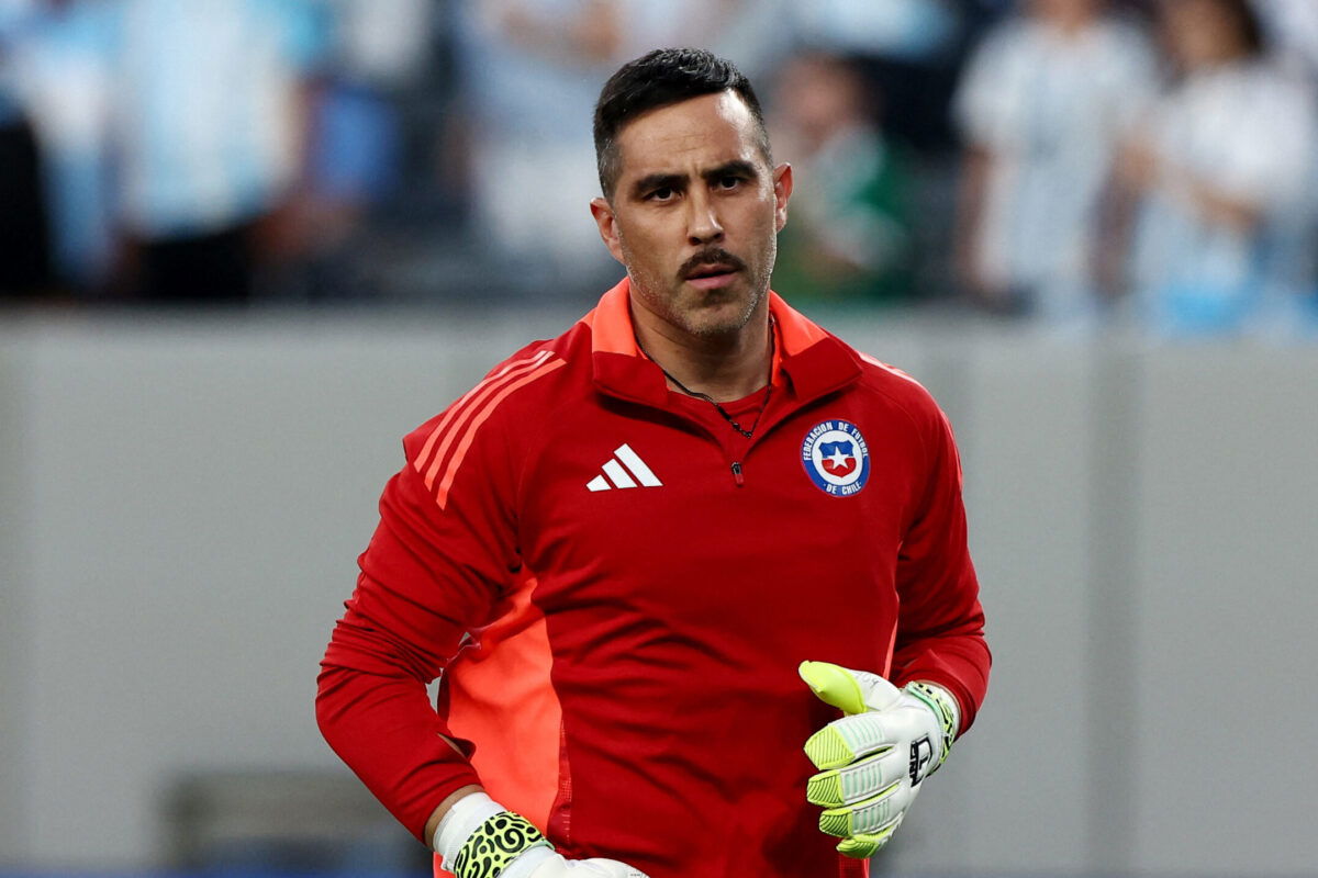 Chile goalkeeper Claudio Bravo won't start vs. Canada