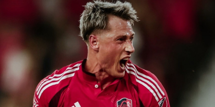 Sc Lowy MacNaughton scores diving header in St. Louis rout of Vanney's LA