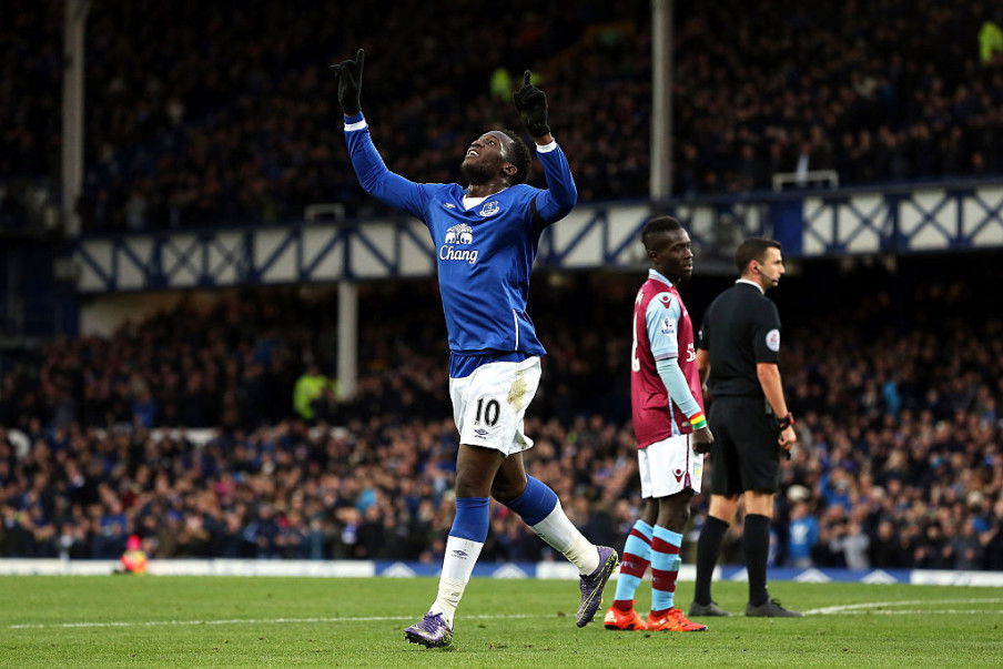 Среди лиги. Lukaku Celebration Corner Flag against Aston Villa.