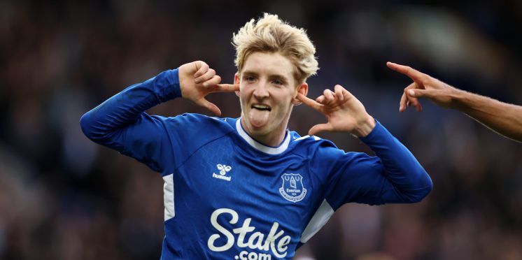 Anthony Gordon celebrates with Everton
