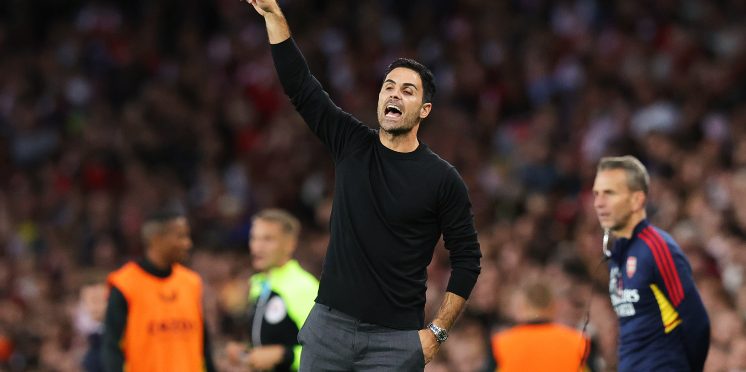 Arsenal manager Mikel Arteta on the touchline