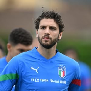 Manuel Locatelli trains with Italy