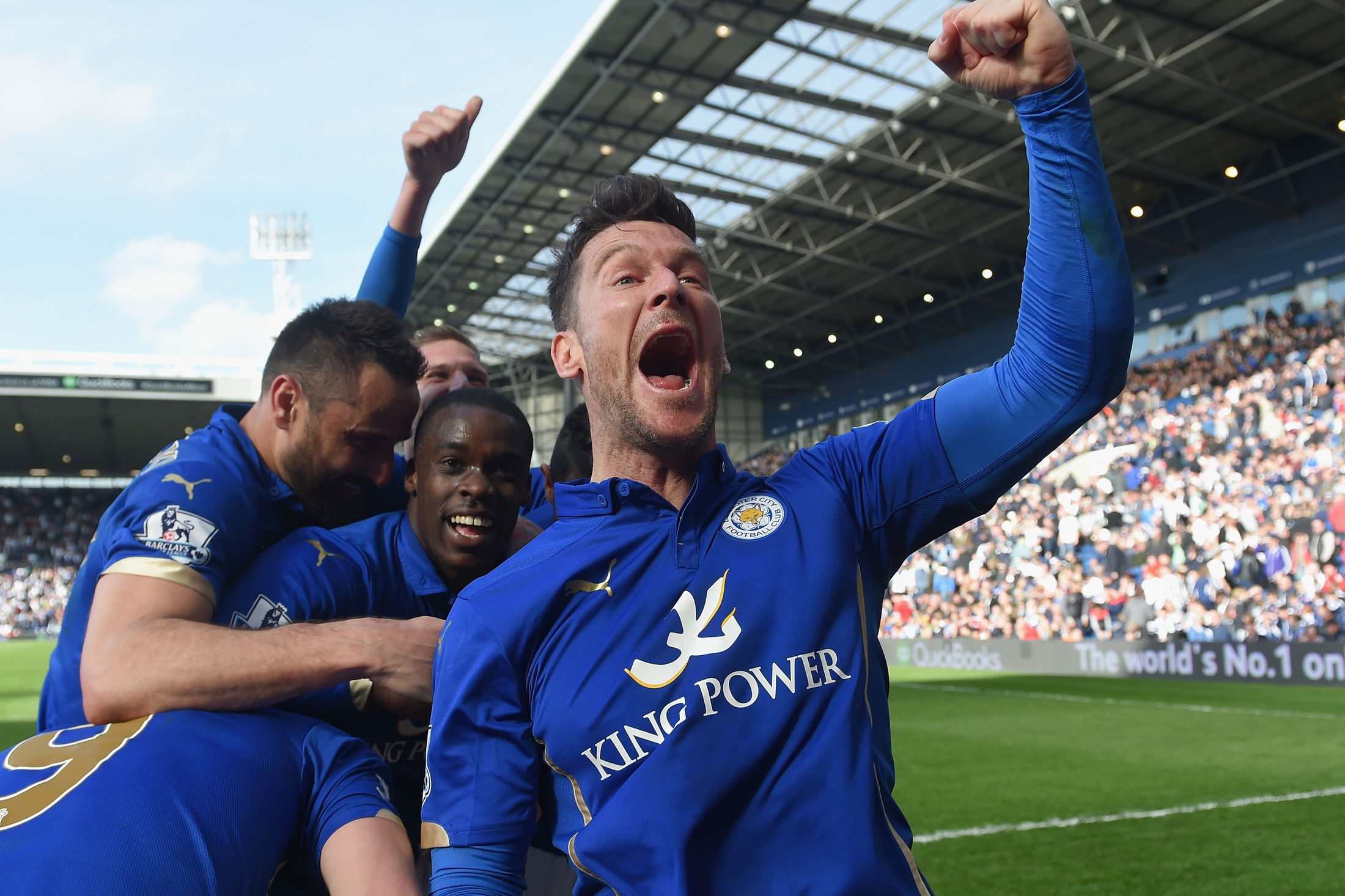 Лестер бромвич прогноз. Leicester City celebrate goal.