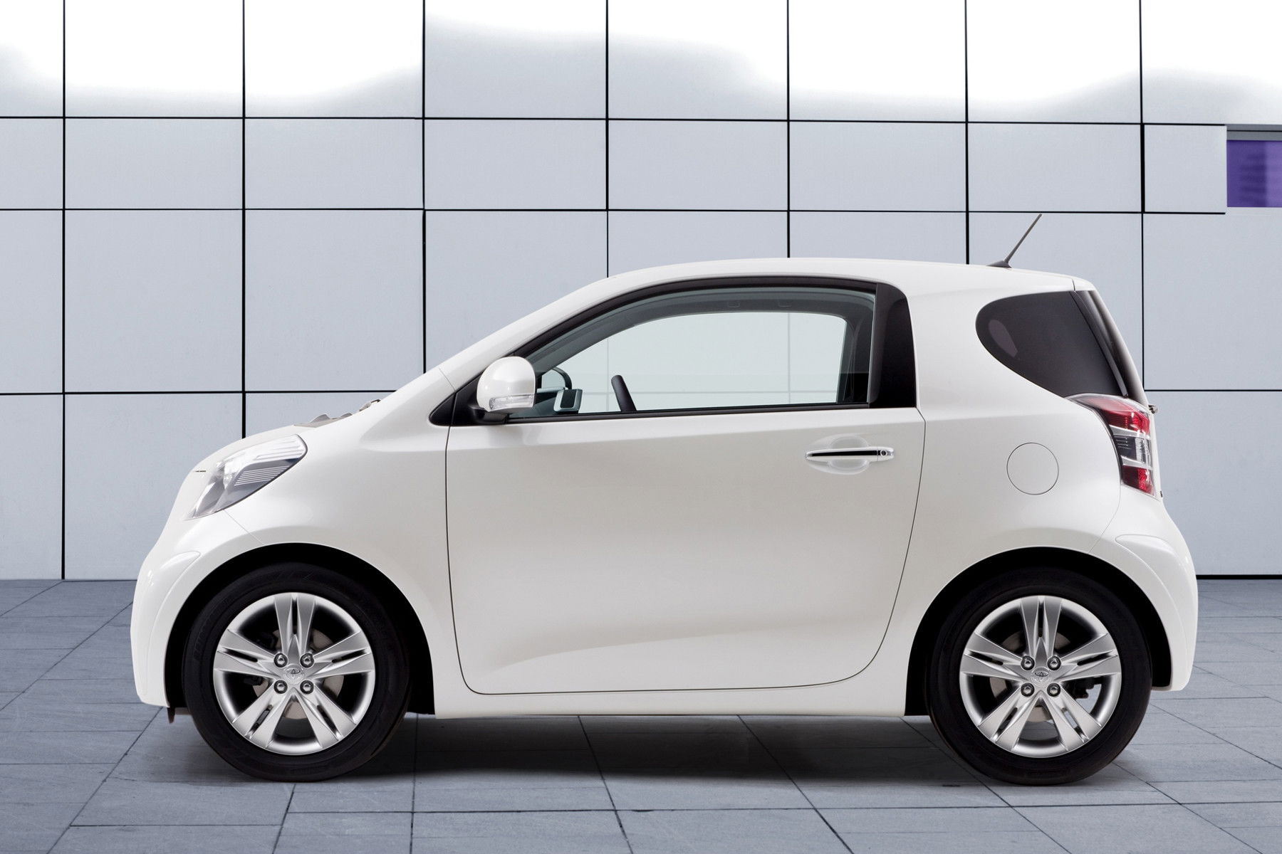 Toyota iQ Read Cars