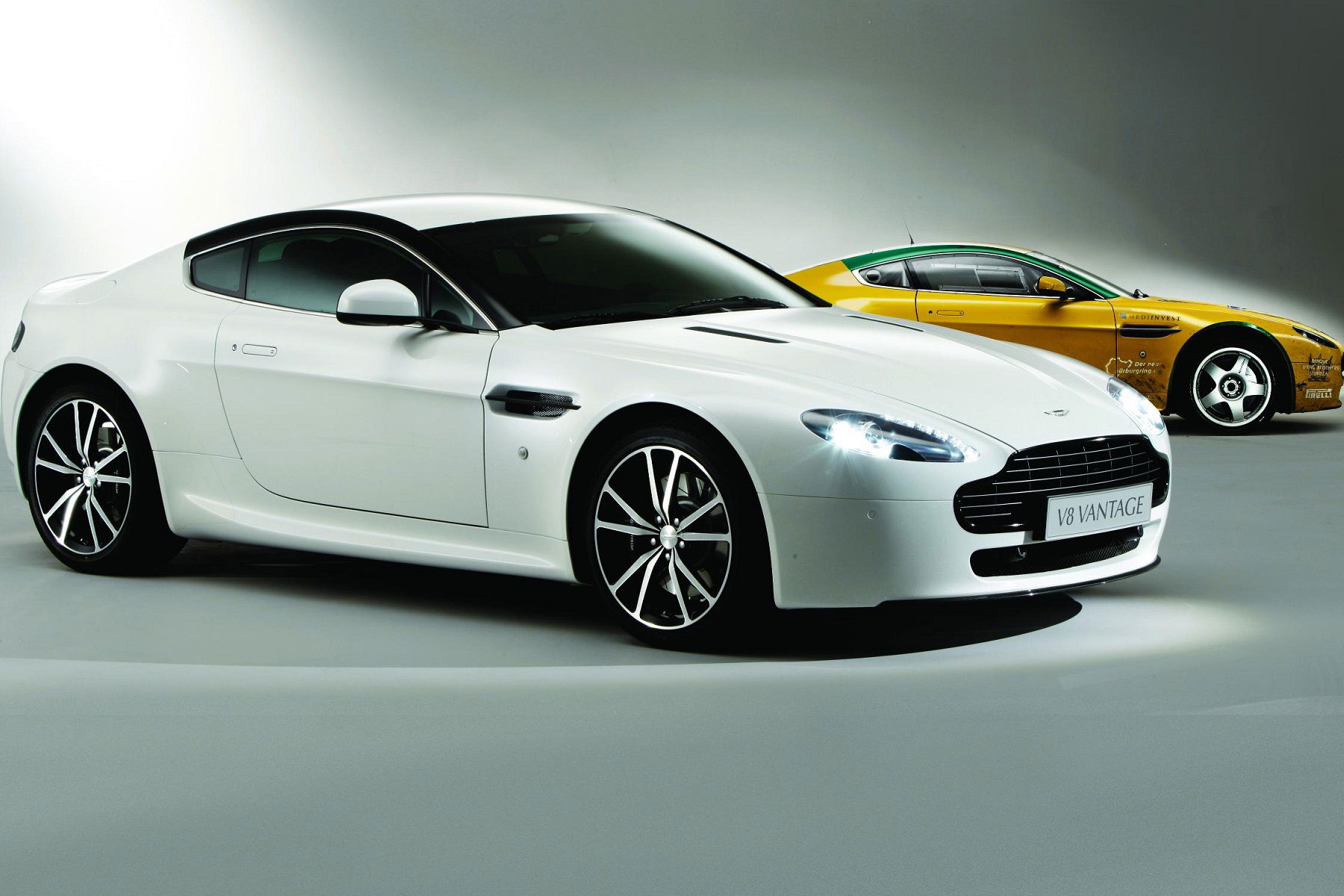 Sports Cars: Aston Martin Vantage V8 - Read Cars