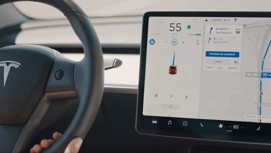 Driving visualisation screen inside a Tesla Model 3.